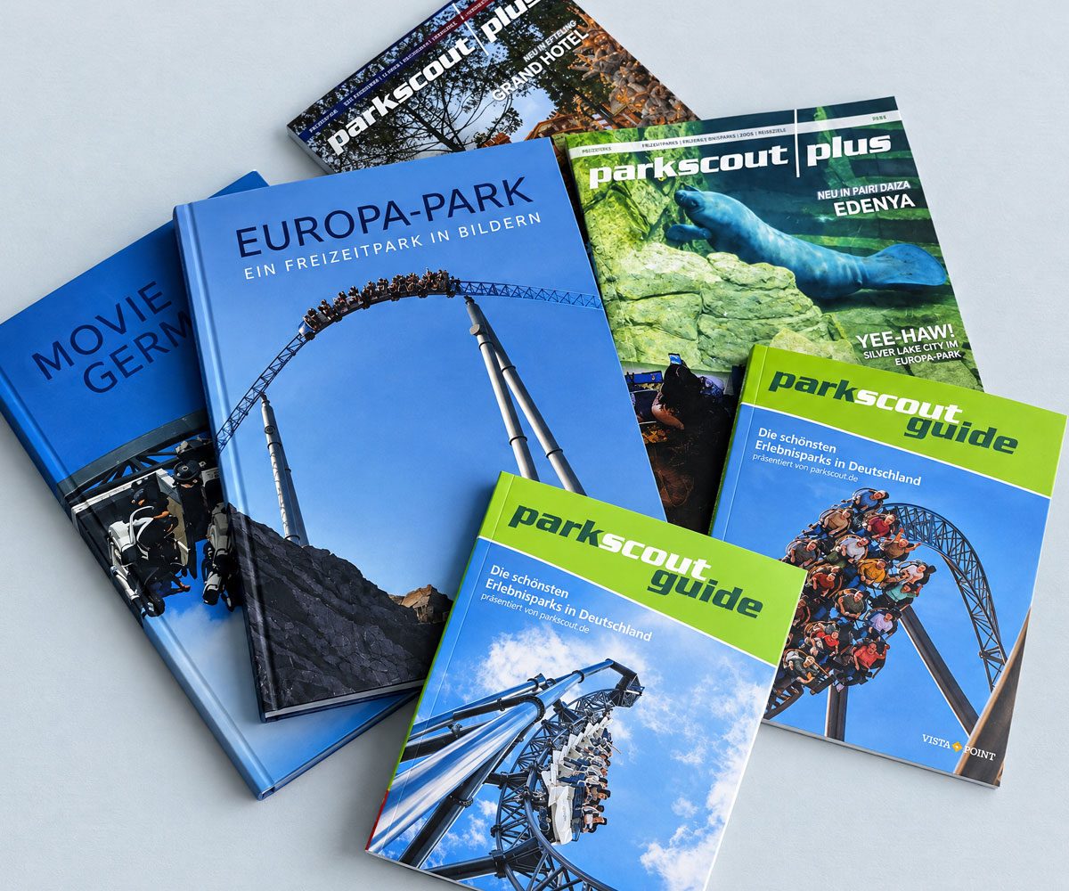 Parkscout Guide, Parkscout Plus und Parkscout-Bildbände auf einem Tisch verteilt